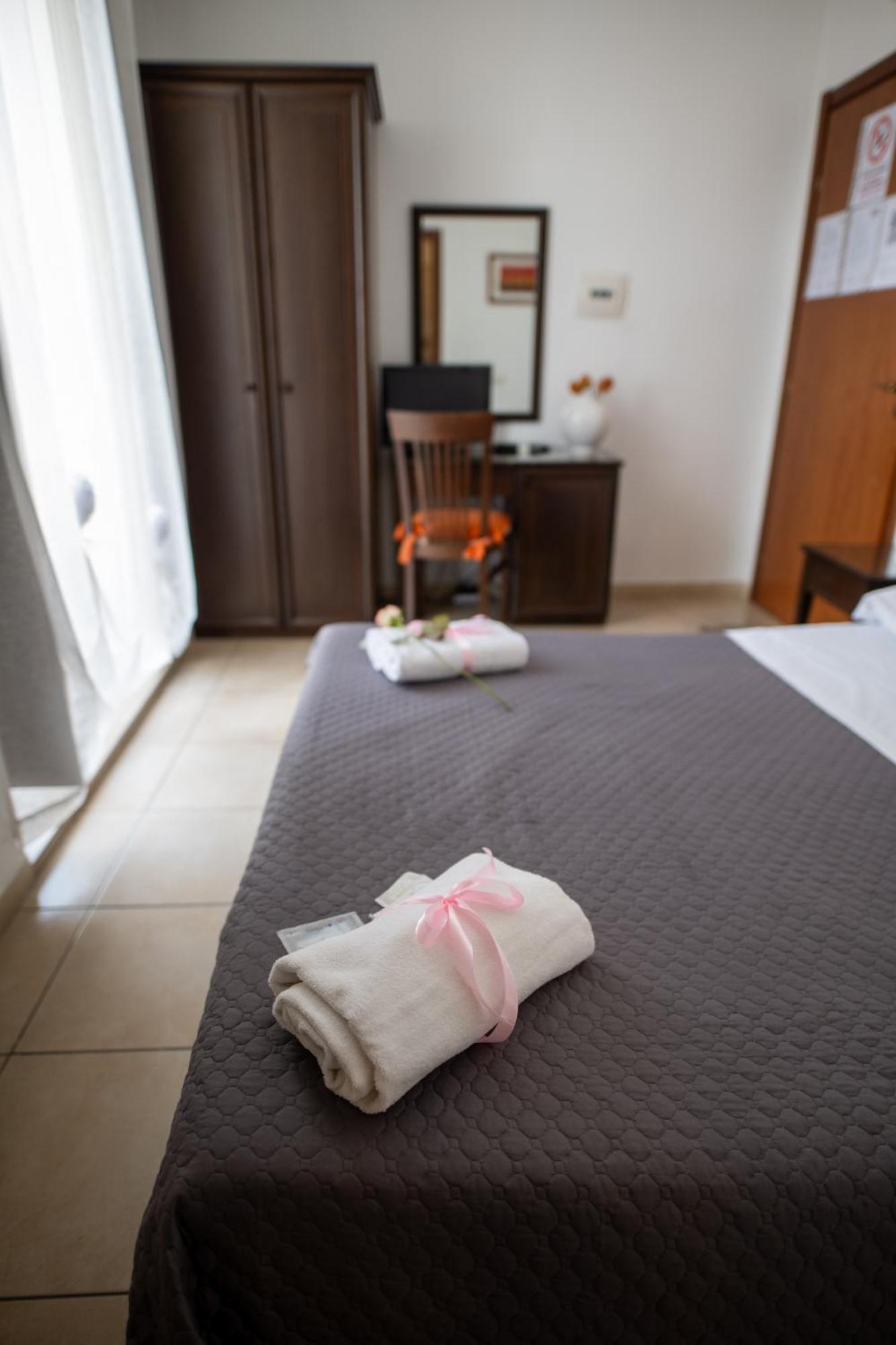 B&B Regina Carolina Caltagirone Bagian luar foto