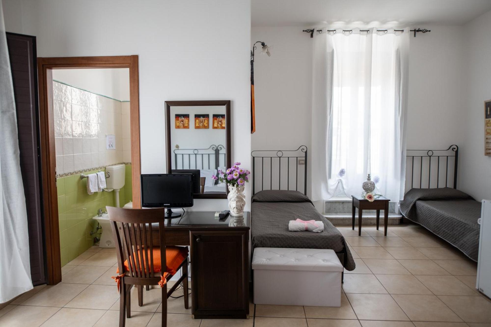 B&B Regina Carolina Caltagirone Bagian luar foto