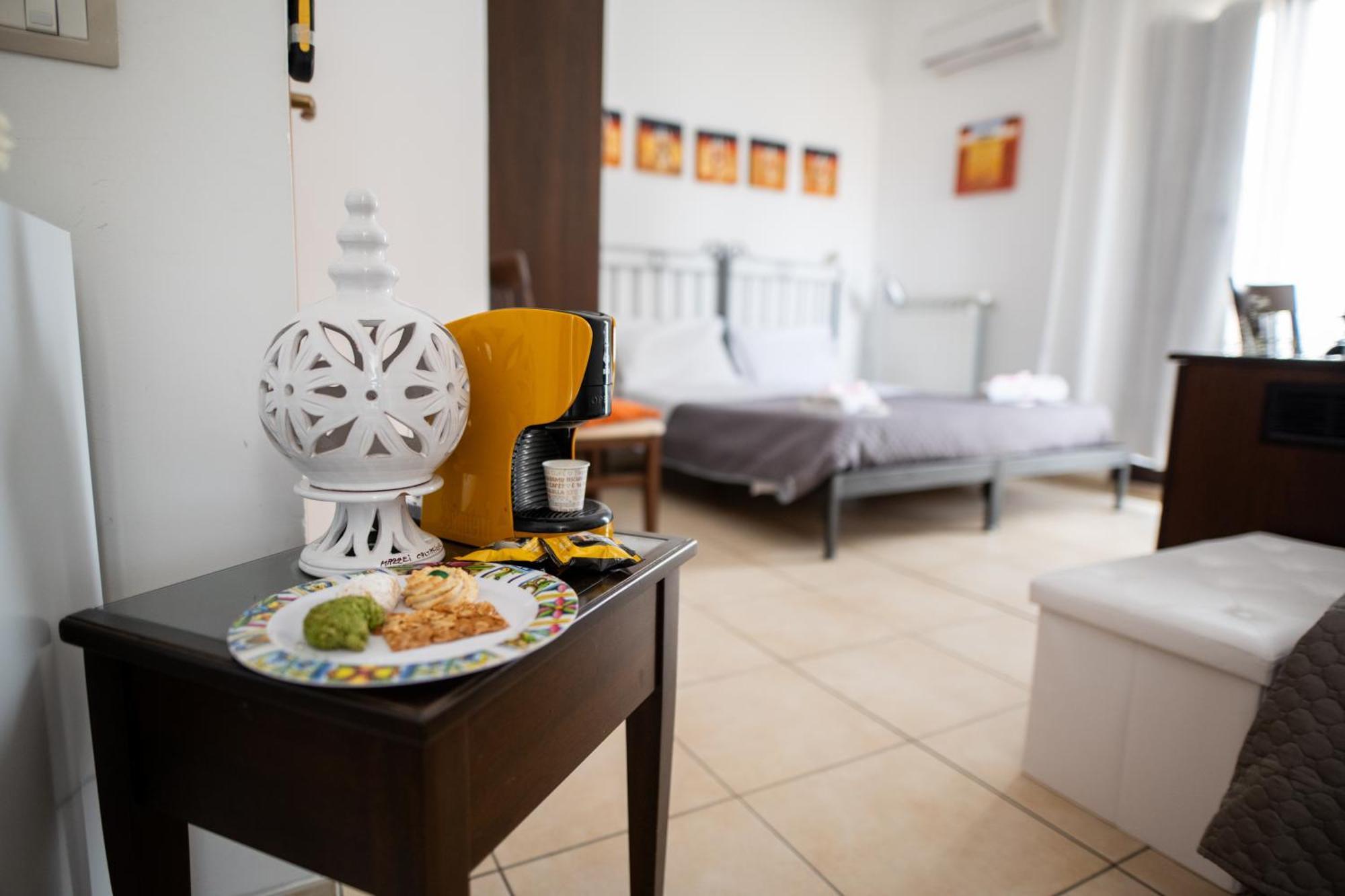 B&B Regina Carolina Caltagirone Bagian luar foto
