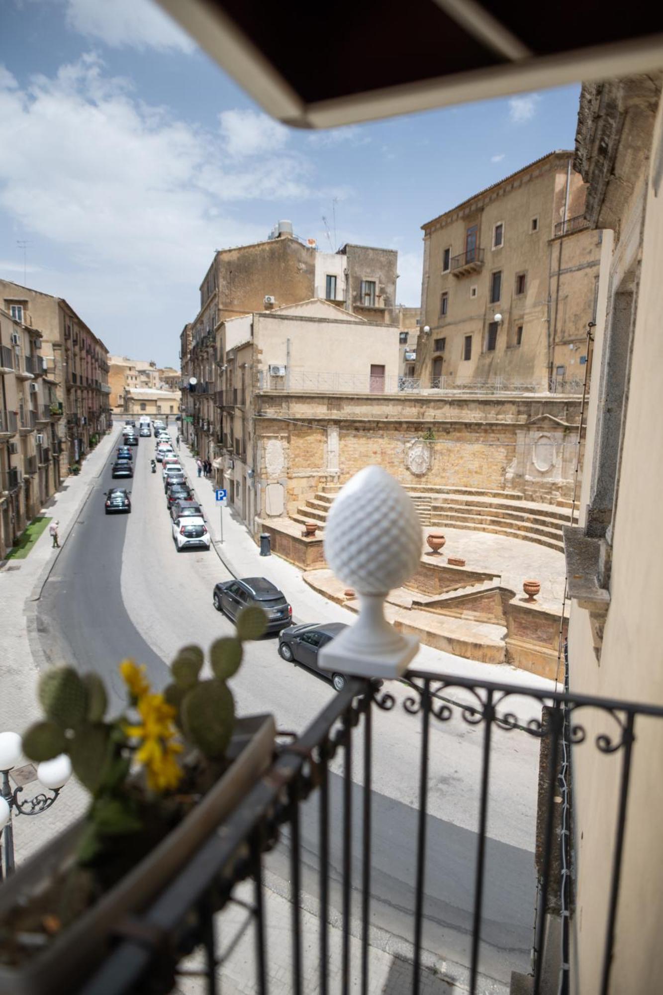 B&B Regina Carolina Caltagirone Bagian luar foto
