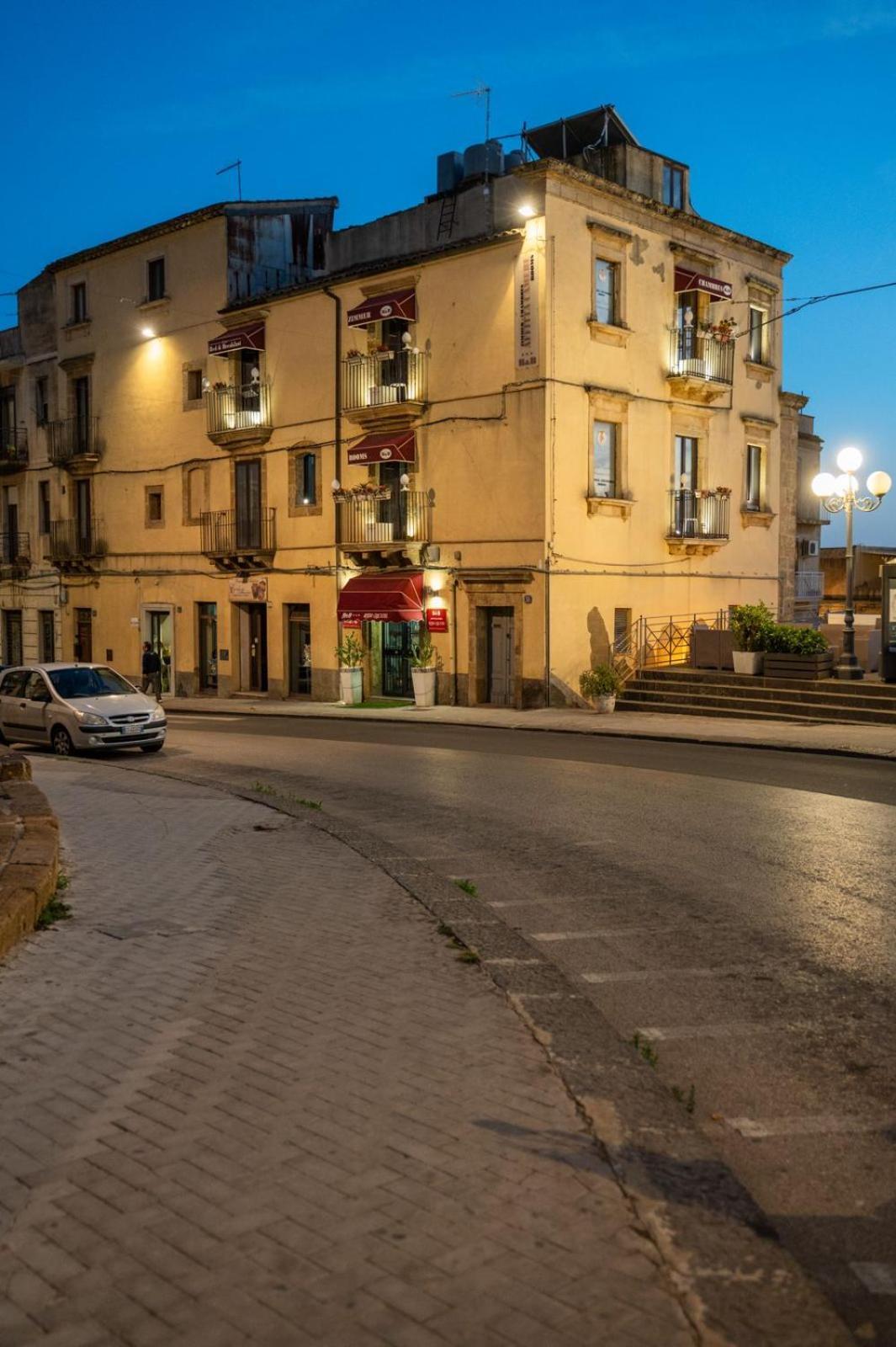 B&B Regina Carolina Caltagirone Bagian luar foto