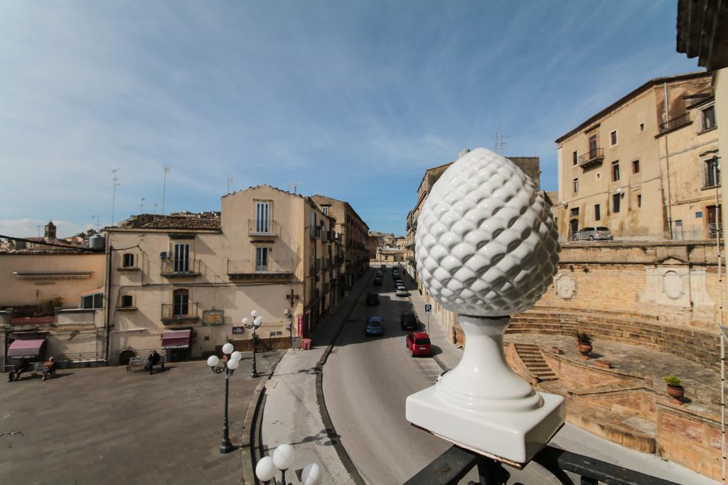 B&B Regina Carolina Caltagirone Bagian luar foto