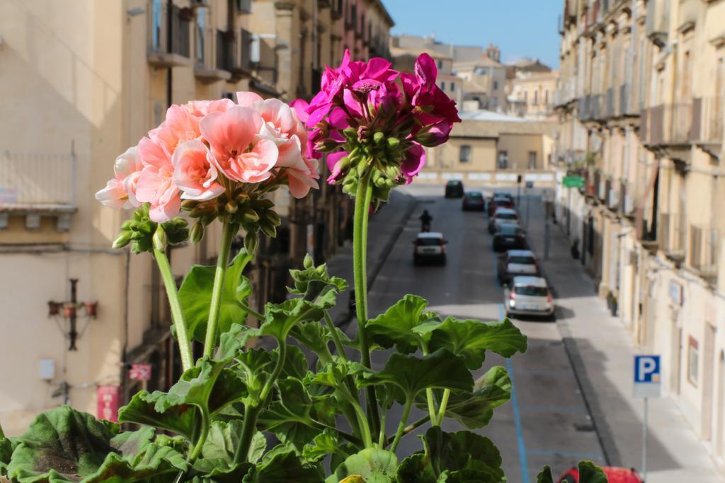 B&B Regina Carolina Caltagirone Bagian luar foto