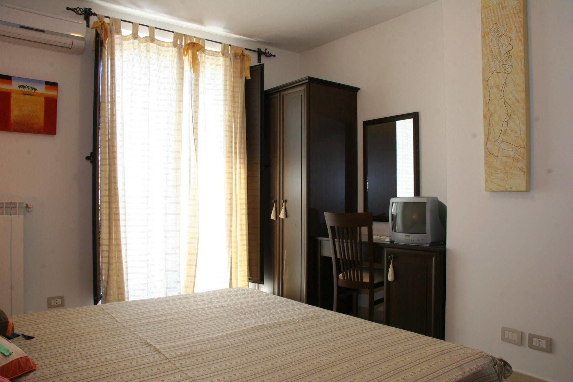 B&B Regina Carolina Caltagirone Bagian luar foto